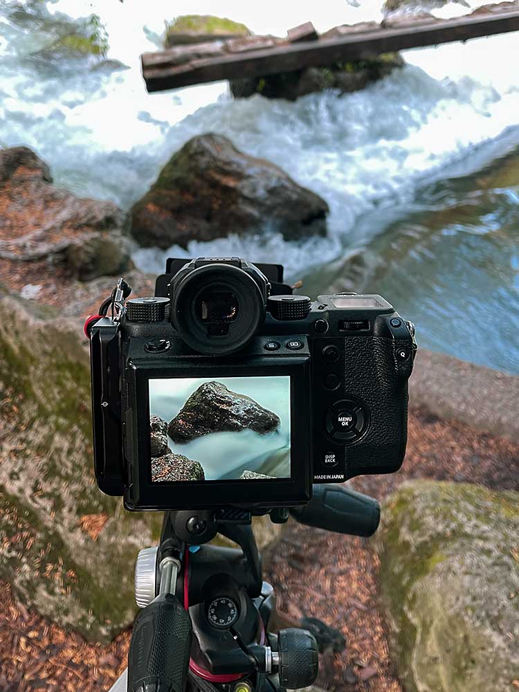 Kamera auf Stativ am Bach: Langzeitbelichtung mit ND-Filter im Fotokurs