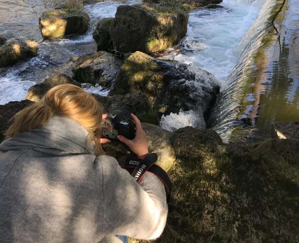 Schnupperkurs Fotografie München – Teilnehmerin fotografiert am Eisbach