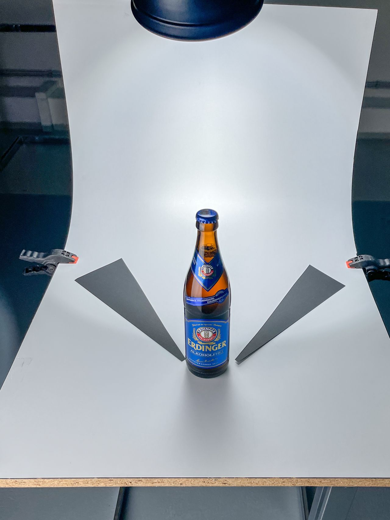 Erdinger Alkoholfrei Flasche im Studio-Setup mit schwarzen Abschattern seitlich für die Glaskontur.