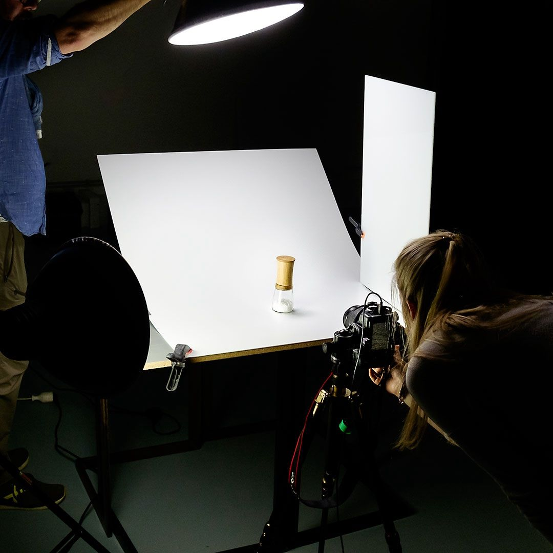 Studio-Setup mit Dauerlicht von oben und weißem Aufheller für ein Produktshooting einer Kyocera Keramik-Mühle.