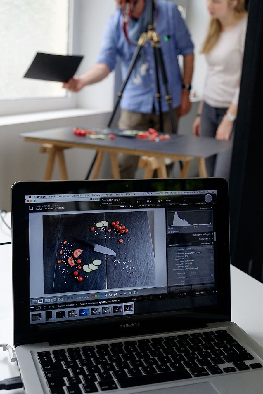 Tethered Shooting in Lightroom auf dem MacBook – im Hintergrund das Food-Setup mit Kyocera Keramikmesser.